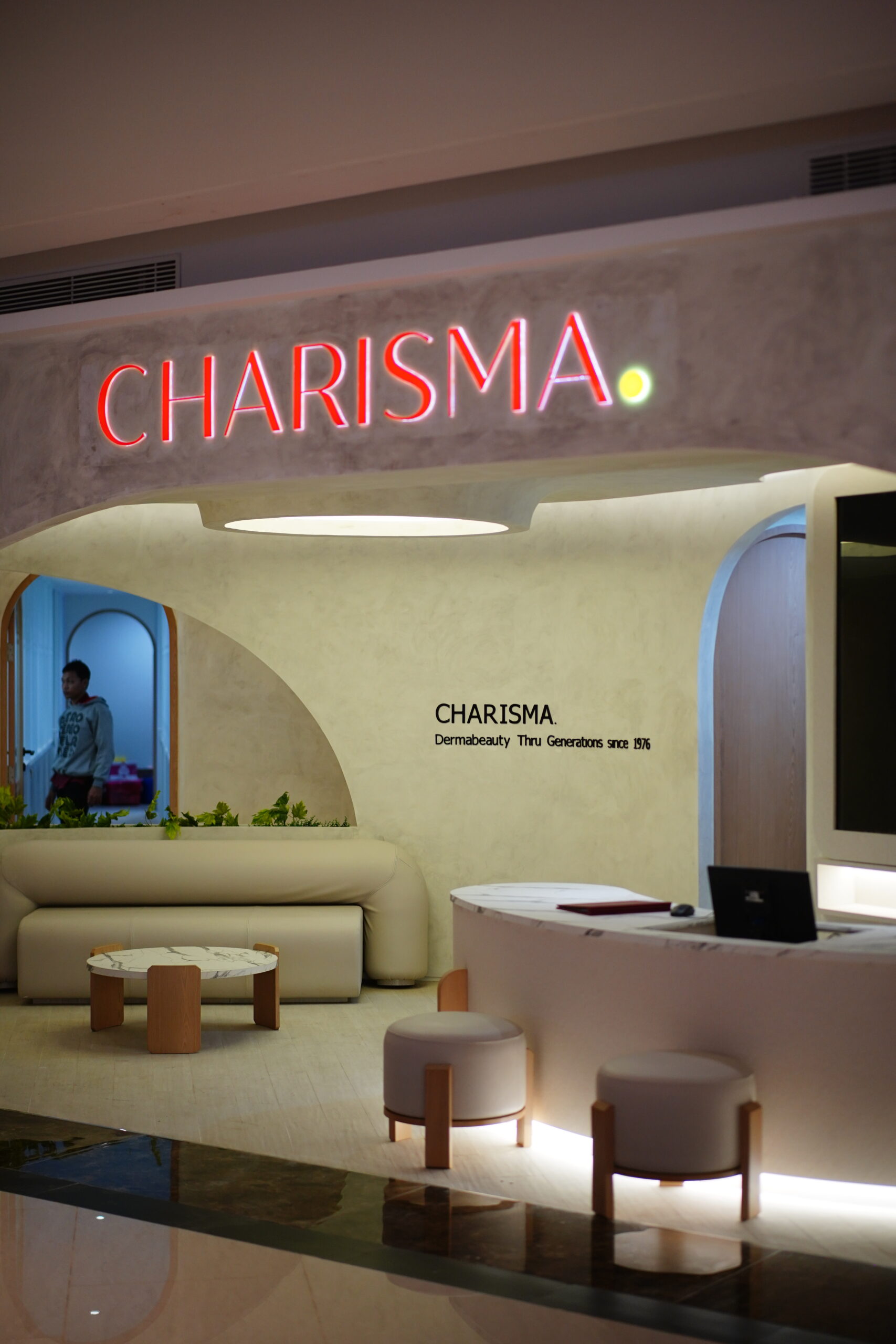 Area resepsionis CHARISMA DP Mall